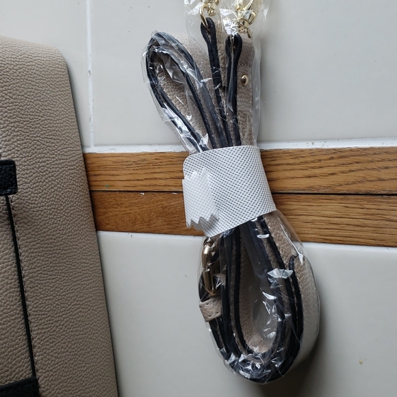 New Adrienne Vista dinner color block Barrel Bag - Picture 3 of 4